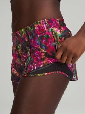 Lululemon Hotty Hot Low Rise Short 2.5"
Hyper Flow Pink Multi / Black